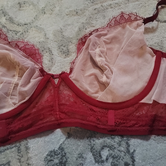 Victoria's Secret Red Lace Bra with Scalloped Edges - Picture 2 of 5